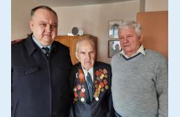 28.02.2022 Сотрудники полиции навестили бывшего коллегу - ветерана Великой Отечественной войны | Администрация муниципального округа город Партизанск Приморского края Официальный сайт