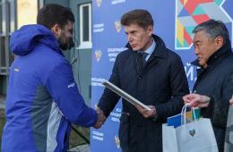 09.11.2023 Олег Кожемяко вручил ключи от квартир переселенцам из ветхого и аварийного жилья  | Администрация муниципального округа город Партизанск Приморского края Официальный сайт